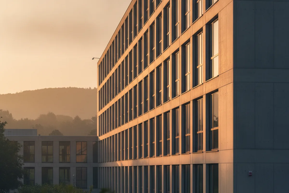 Moderne Campus-Architektur — sinnbildlich für das Hochschul- und Mittelstand-Cluster Merseburg